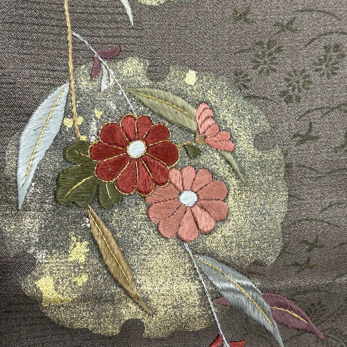 付下げ 身丈169cm 裄丈68.5cm L 袷 雪輪 草花 刺繍 金銀彩 茶色 正絹