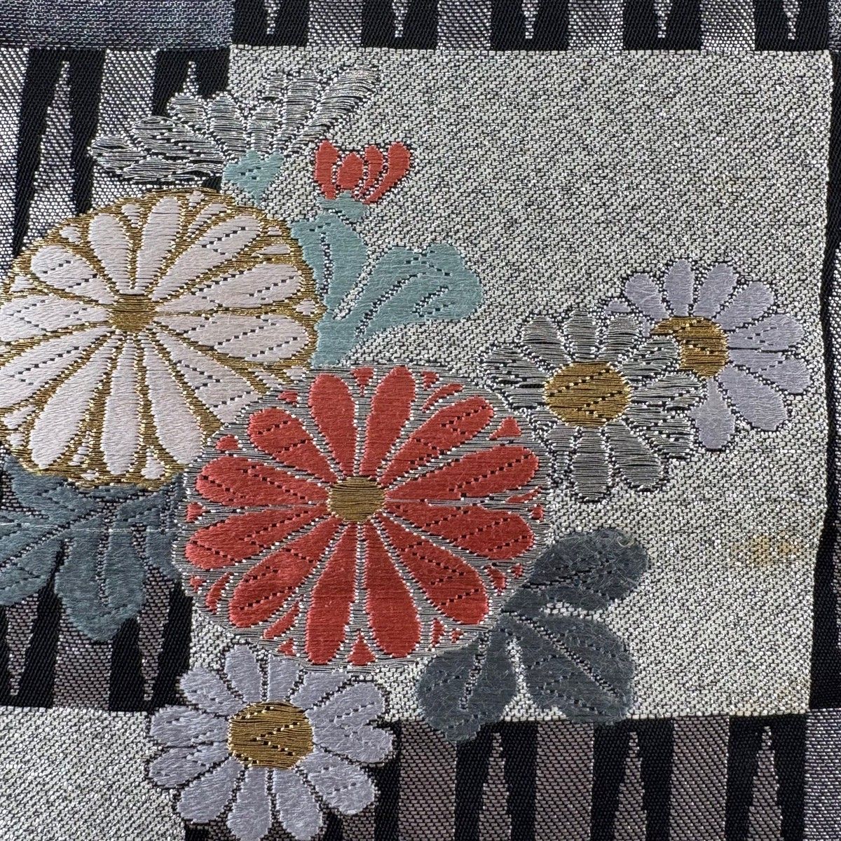 袋帯 秀品 関西仕立て 菊 幾何学模様 唐織 金銀糸 黒 六通 正絹 【中古