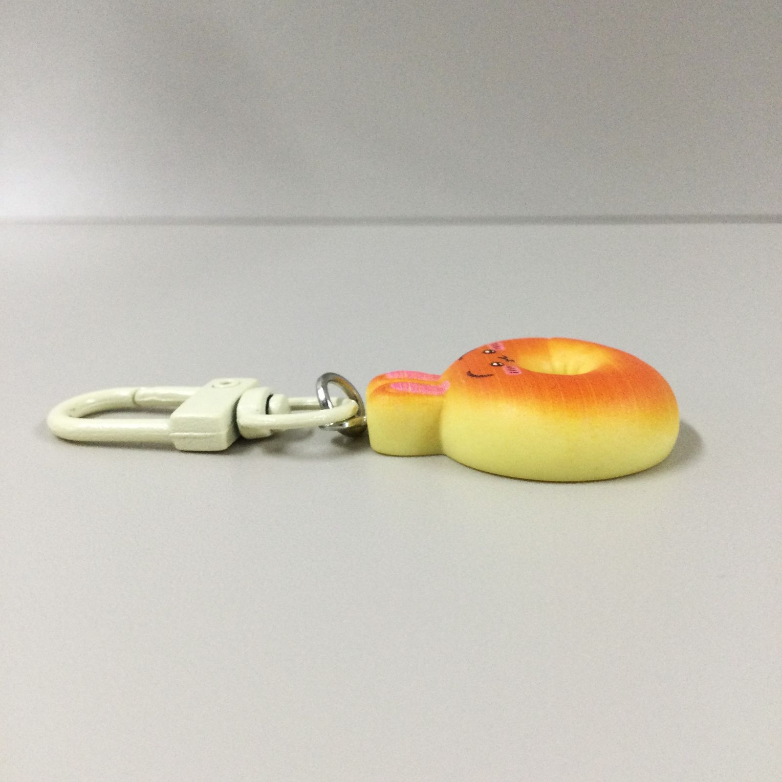 b279【新品・未使用】うさぎ キーホルダー 2点セット パン ドーナツ