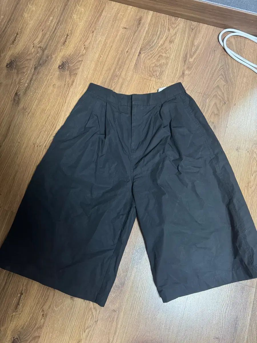 アモーメント ワンタック バミューダ