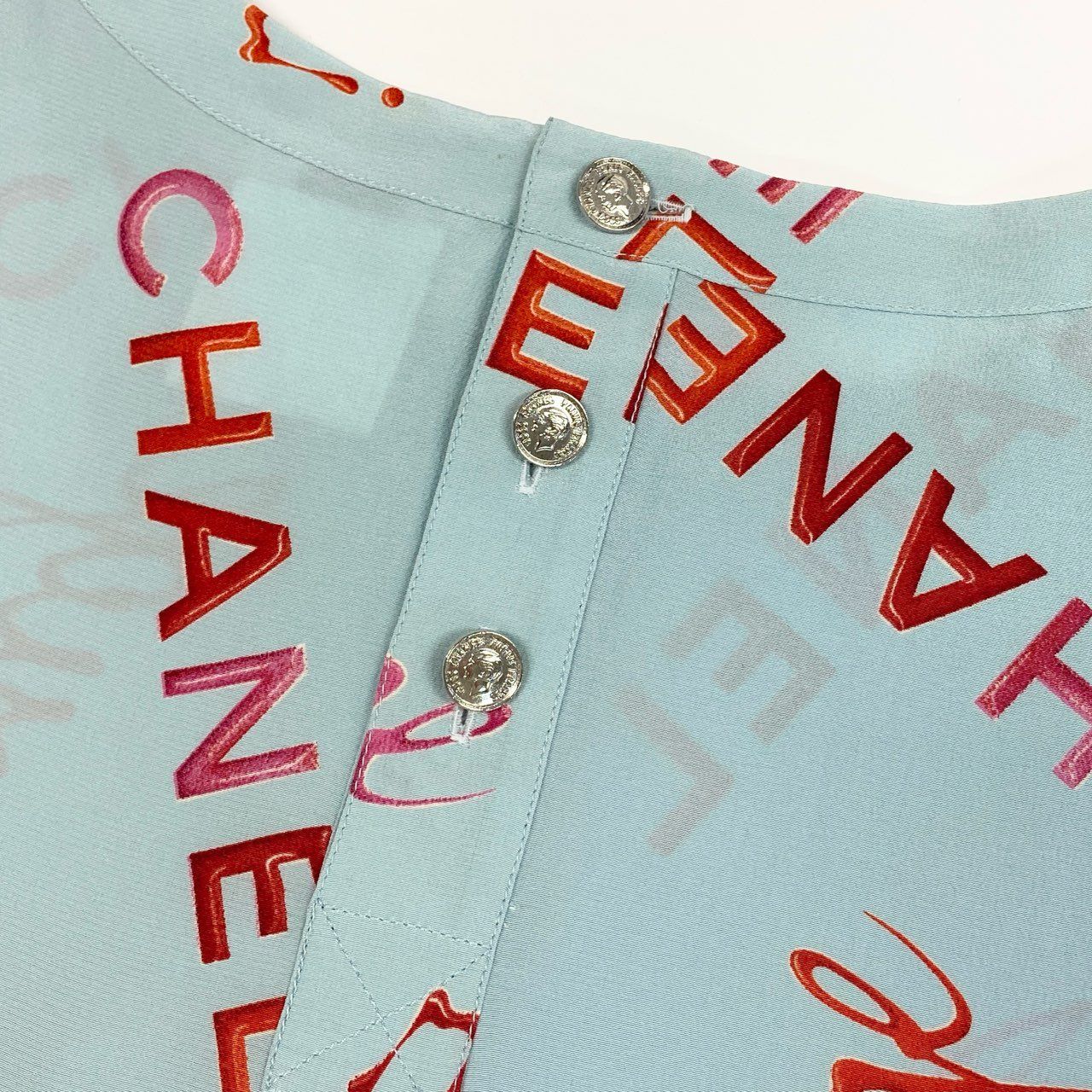 Ca15 【archive】CHANEL ヴィンテージ シャネル 1996年 96P ロゴプリント シルクブラウス 半袖ブラウス サイズ36 ブルー系 レディース トップスta1 Ca15 【archive】CHANEL ヴィンテージ シャネル 1996年 96P ロゴ