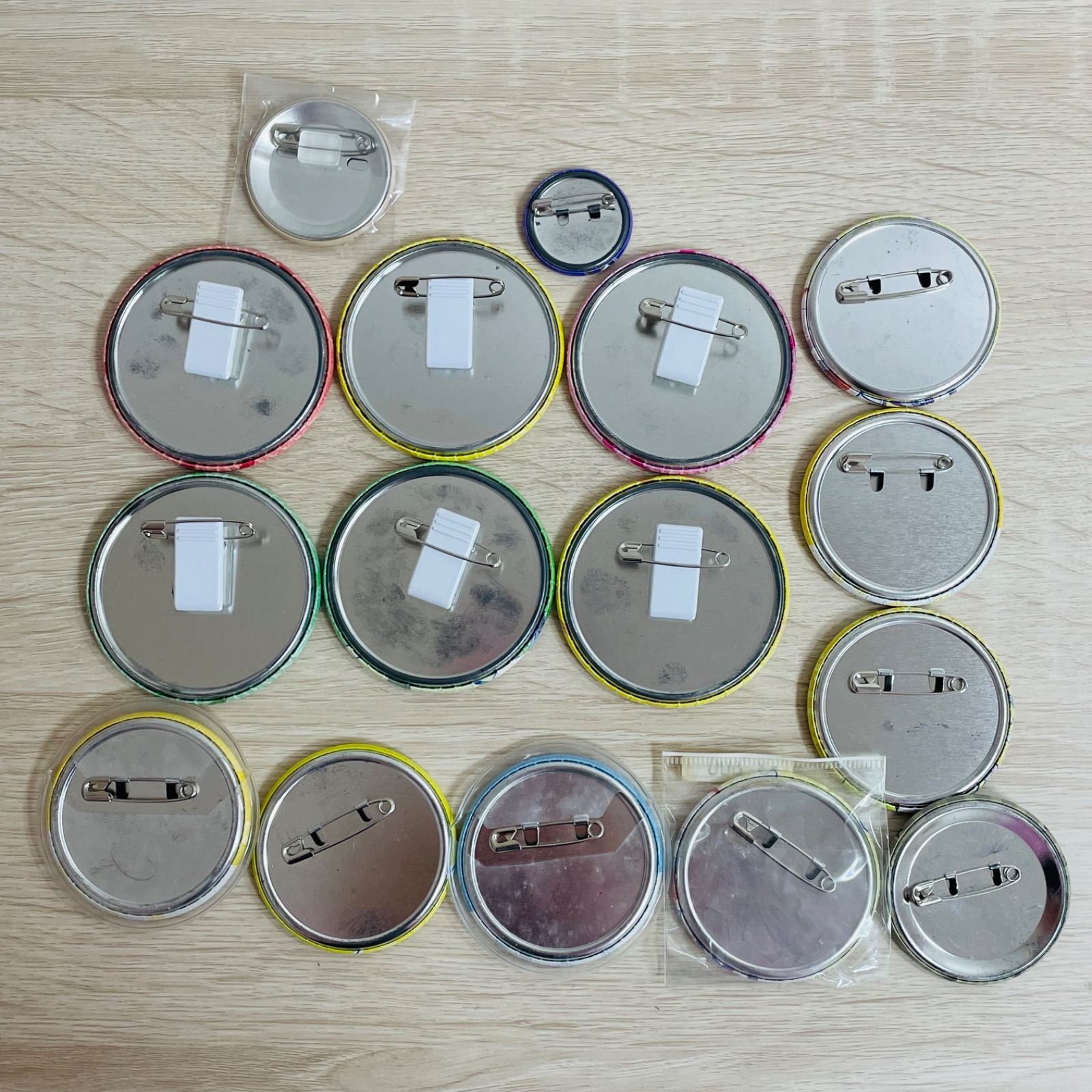 おそ松さん 缶バッジ まとめ売り 16点セット - メルカリ