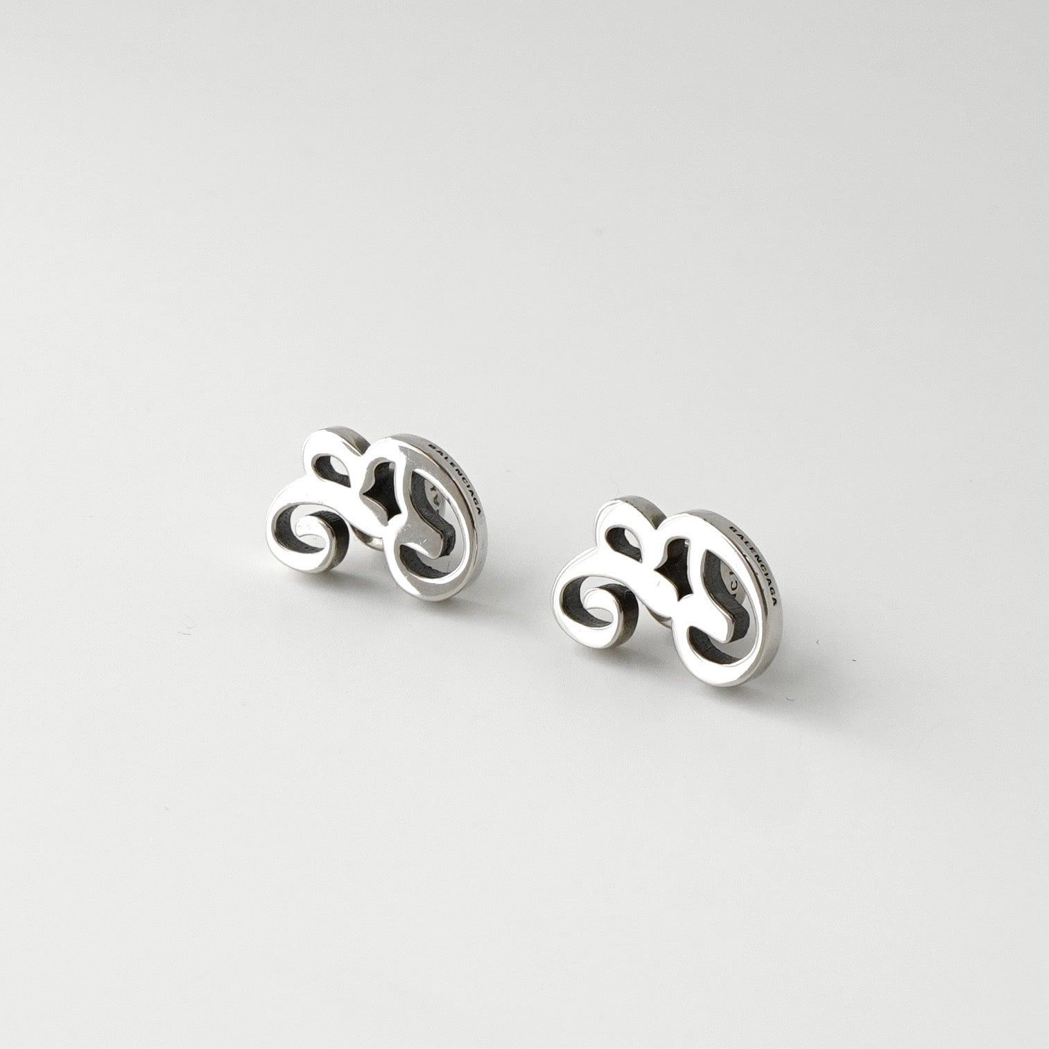 バレンシアガ イニシャル シルバー ピアス 箱付き - メルカリ