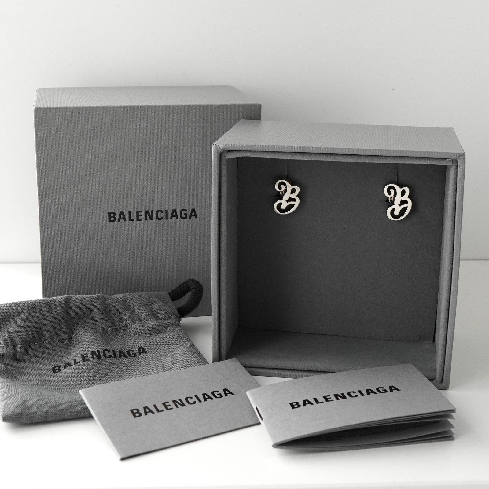 バレンシアガ イニシャル シルバー ピアス 箱付き - メルカリ