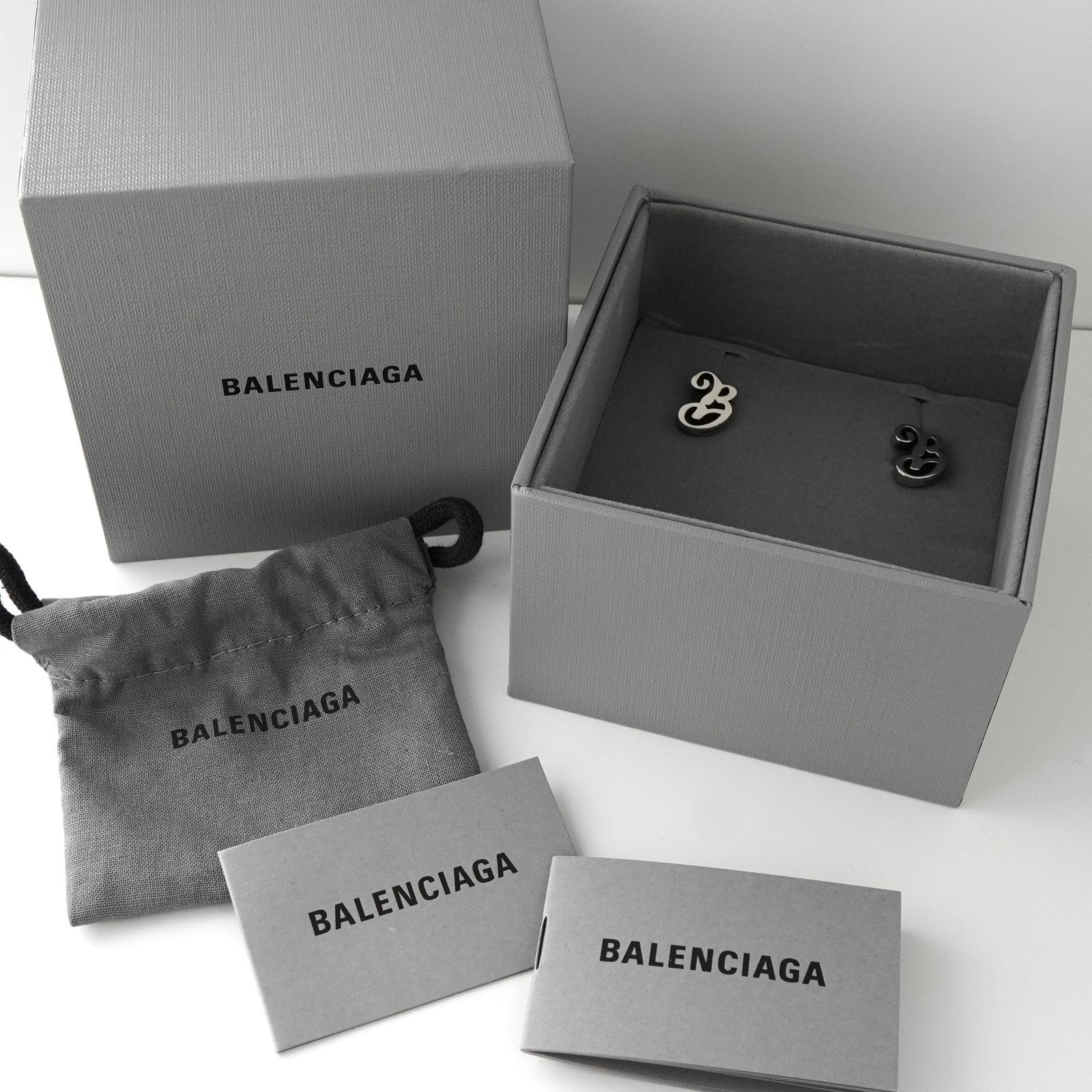 バレンシアガ イニシャル シルバー ピアス 箱付き - メルカリ