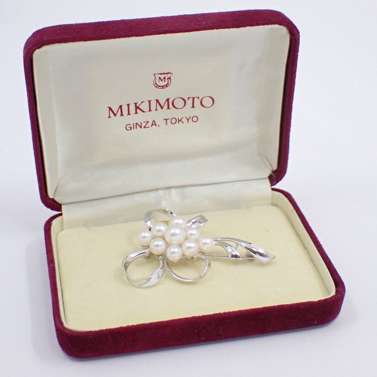 MIKIMOTO ミキモト リボンモチーフ ブローチ シルバー/パール9粒 MIKIMOTO ミキモト リボンモチーフ ブローチ シルバー/パール9粒