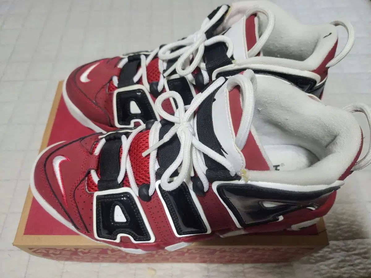 ナイキ エアモア アップテンポ クリスマス ブルズ 260