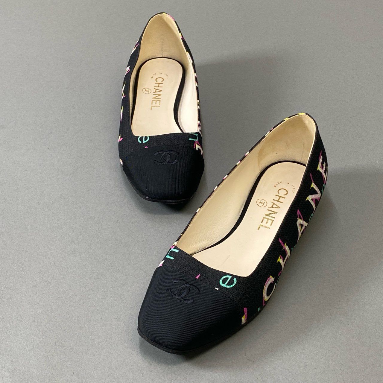 CHANEL ブラック フラットシューズ　パンプス　36 美品 i18 《美品》 CHANEL シャネル ココマーク ロゴフラットシューズ