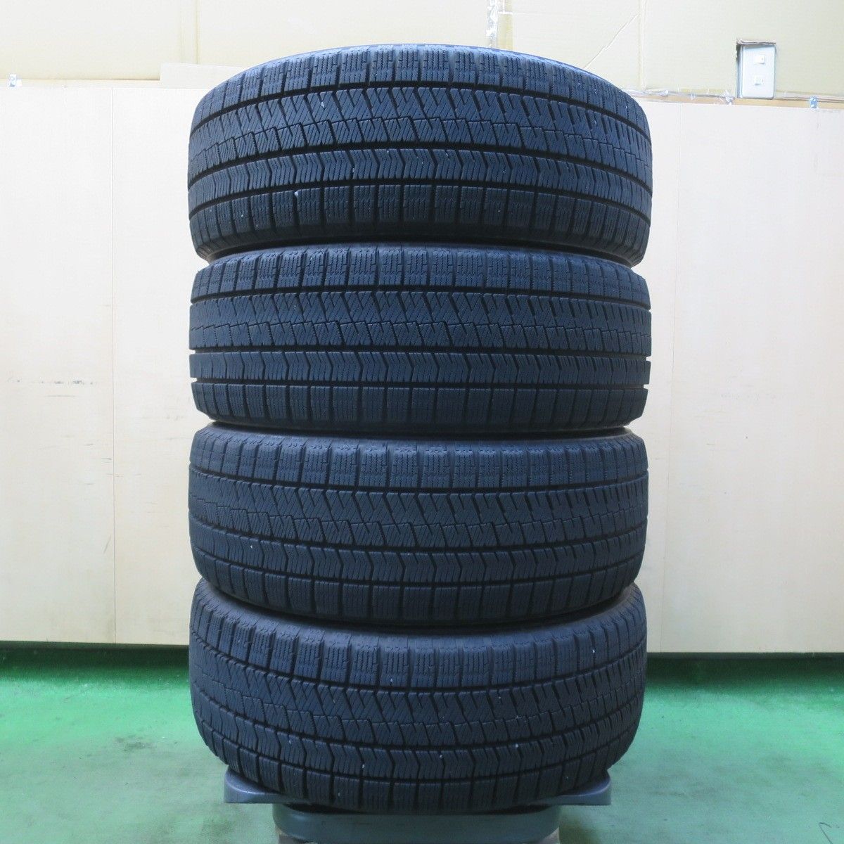 バリ溝！23年！キレイ！9.5分☆プリウス 等 215/45R17 スタッドレス 