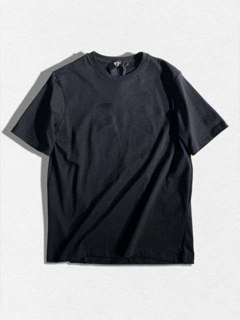 【定価42，900円(税込)】N21 -ヌメロ ヴェントゥーノ- シンプルな同色プリントがラグジュアリーなアクセントとして最適 デイリーユースにぴったりな パームツリーデザインクルーネックTシャ