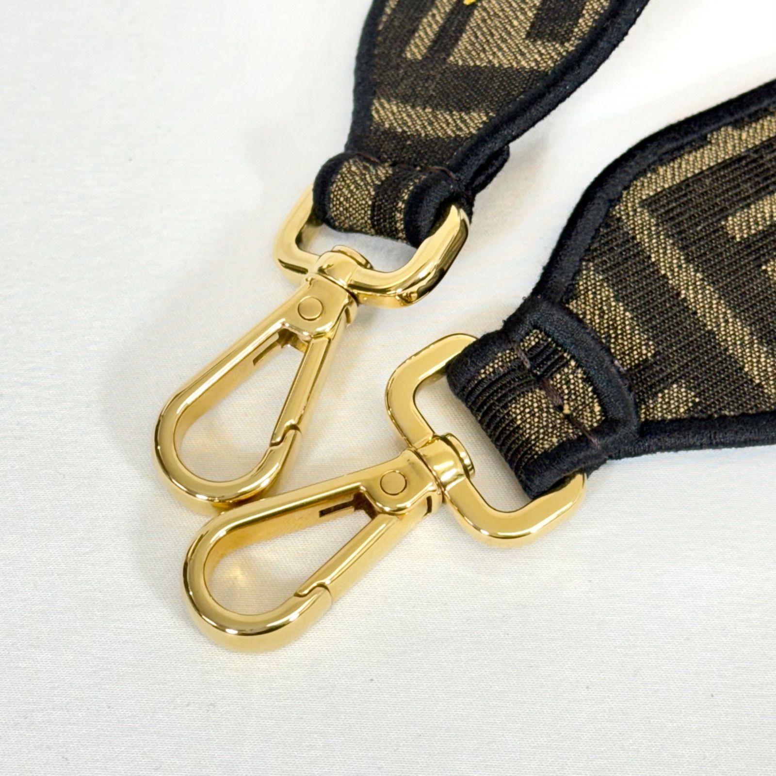 希少・美品】FENDI フェンディ キャンバス ズッカ柄 ストラップユー