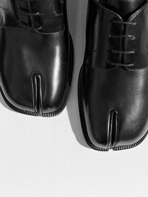 【定価173，800円(税込)】Maison Margiela メゾン マルジェラ 着こなしをクラスアップさせてくれるアイコニックなTabiシリーズ！カーフレザー製のレースアップシューズ ローファー 靴 タビ 足袋 ta