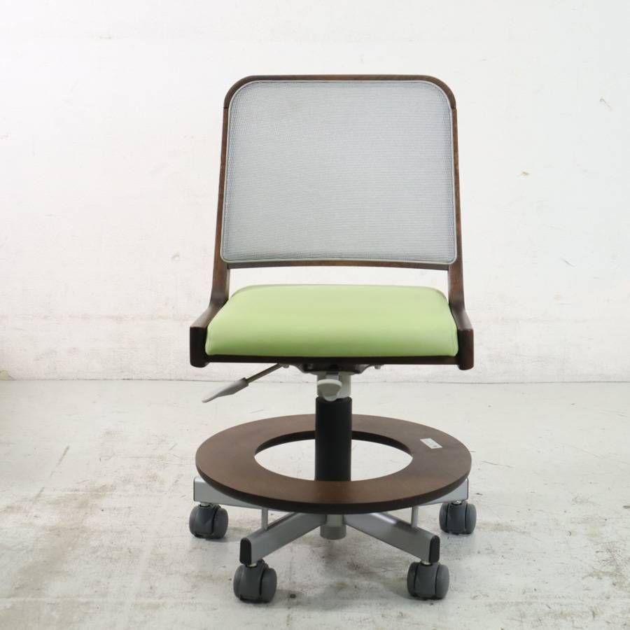 足元には円形の足置き