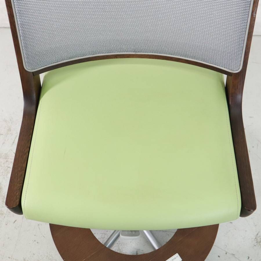 メッシュ状の背もたれ