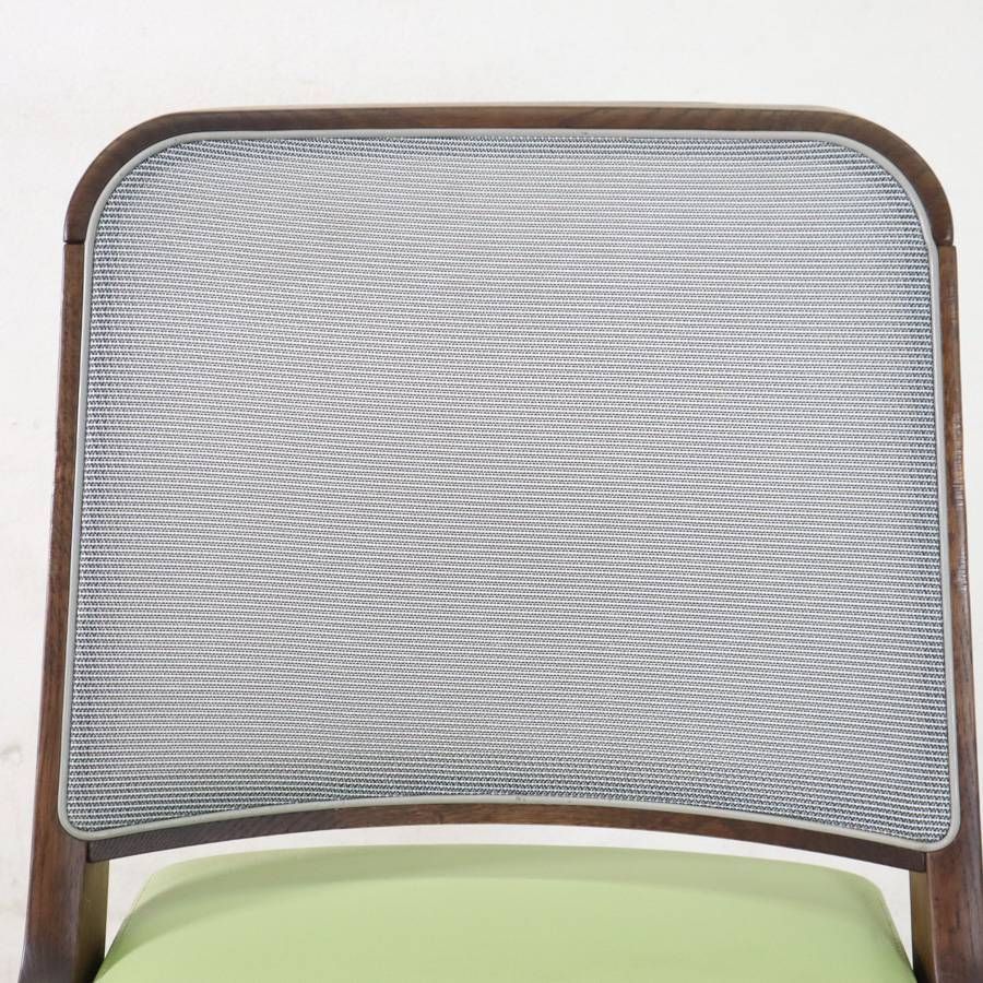 木の温かみを感じるフレーム メッシュ状の背もたれ