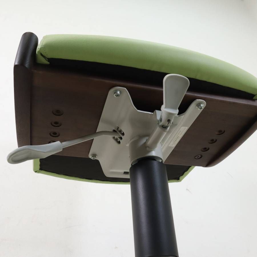  カリモク家具 karimoku デスクチェア XT2103GK ライムグリーン×モカブラウン 木の温かみを感じるフレーム メッシュ状の背もたれ クッション性のある座面 足元には円形の足置き デザイン性が高い 361h14 リクライニング オフィスチェア ワークチェア 椅子 チェア