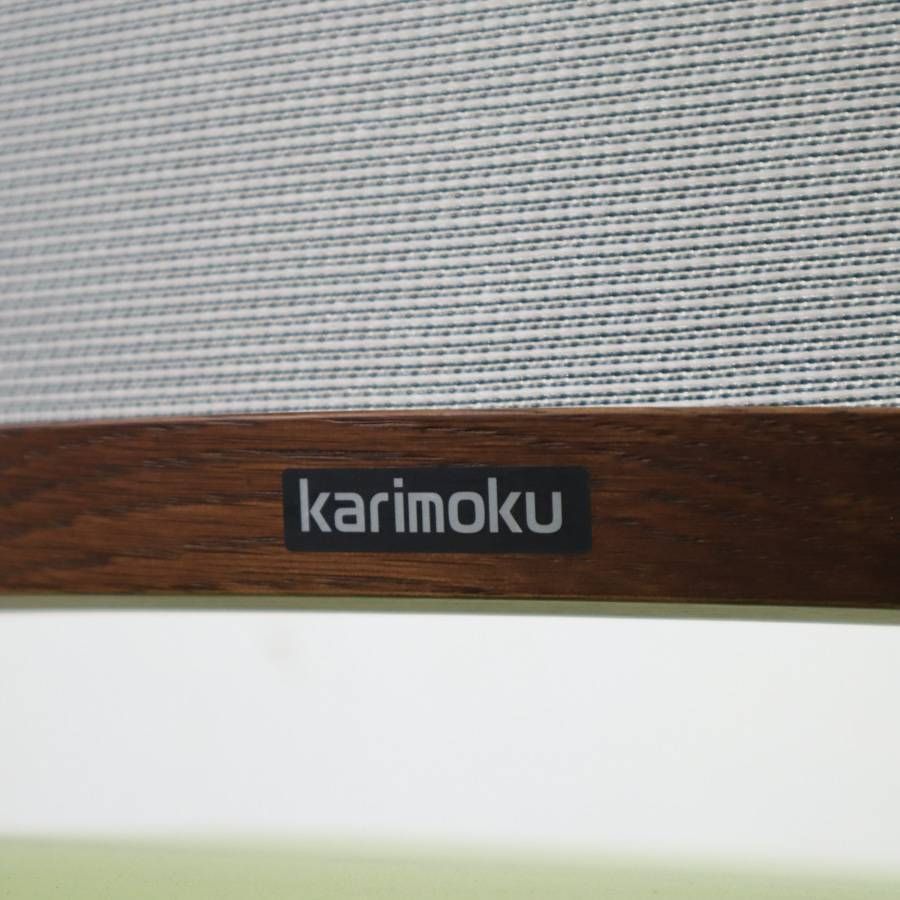 クッション性のある座面 足元には円形の足置き