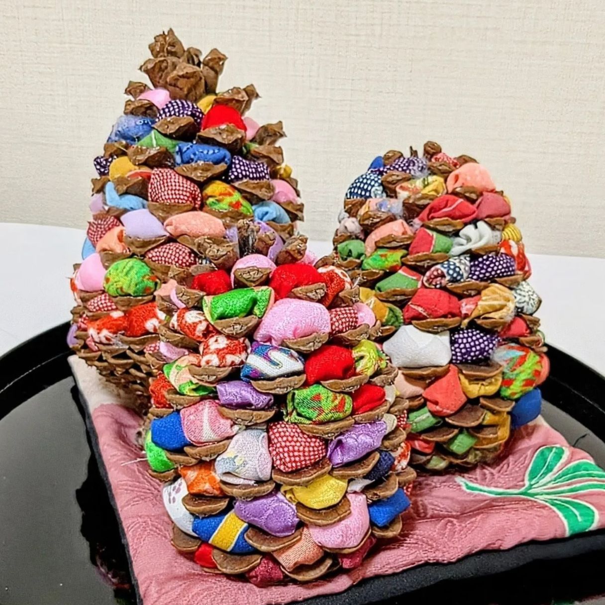 ハンドメイド】ちりめん細工 つまみ細工 松ぼっくり飾り 大3個セット
