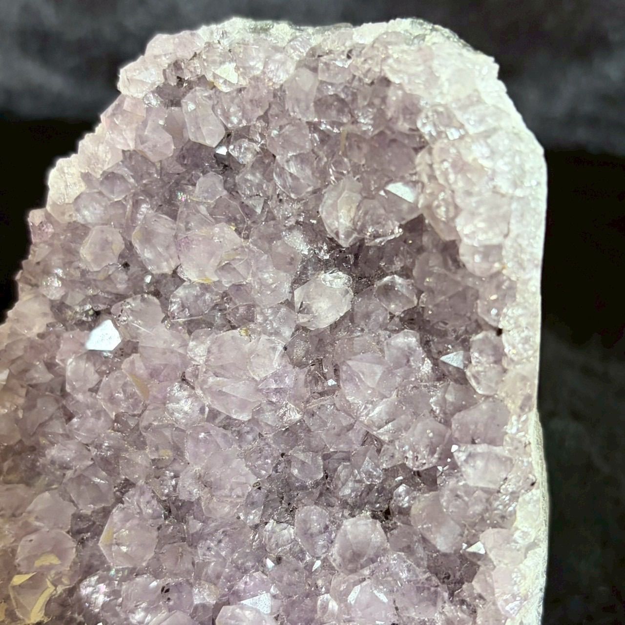  存在感たっぷりラベンダーアメジスト 631g 大粒結晶 ウルグアイ産 アメジスト クラスター 天然石 インテリアフィギュア 置物 インテリア小物