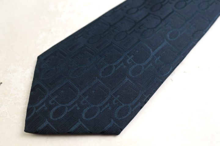 美品　クリスチャンディオール　ネクタイ　トロッター柄　ロゴ柄　ホワイト系　結婚式 クリスチャンディオール ブランドネクタイ トロッター柄 総柄 シルク