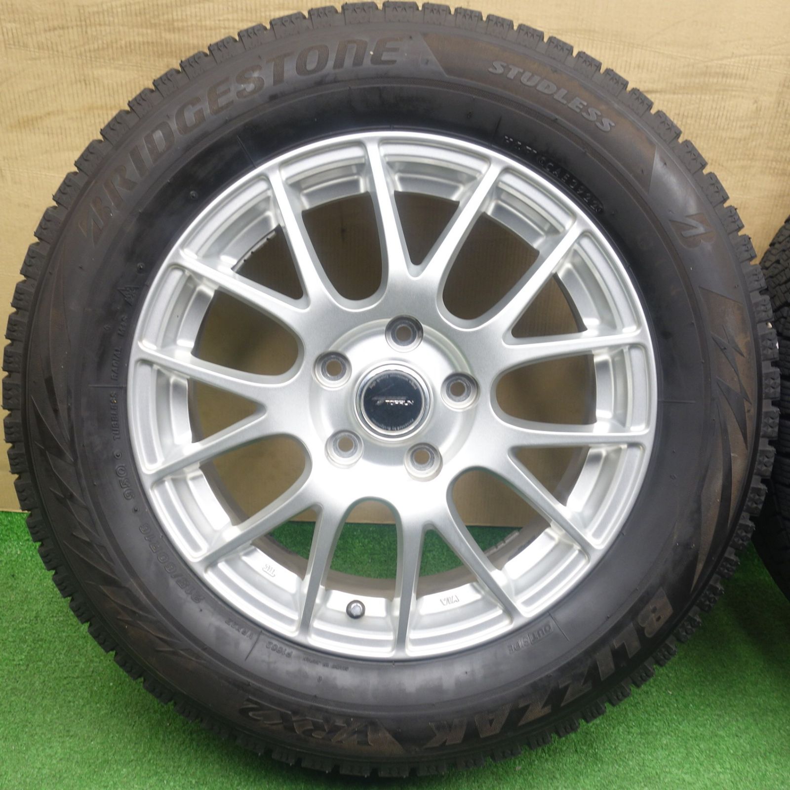 バリ溝！22年！キレイ！9.5分☆スタッドレス 215/60R16 ブリヂストン 