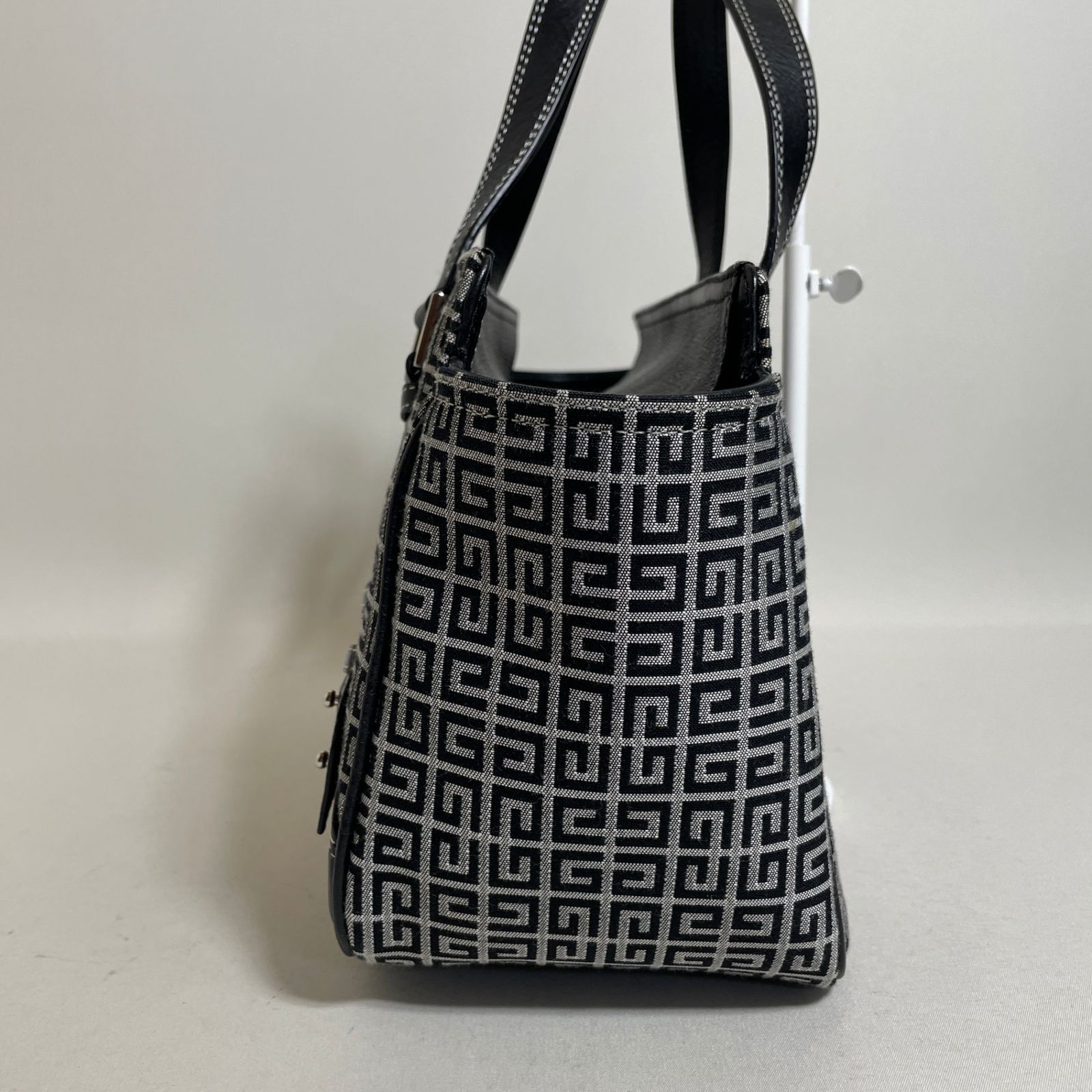 2602-62｜美品｜ジバンシィ ハンドバッグ レザー ブラック 4Gロゴ 
