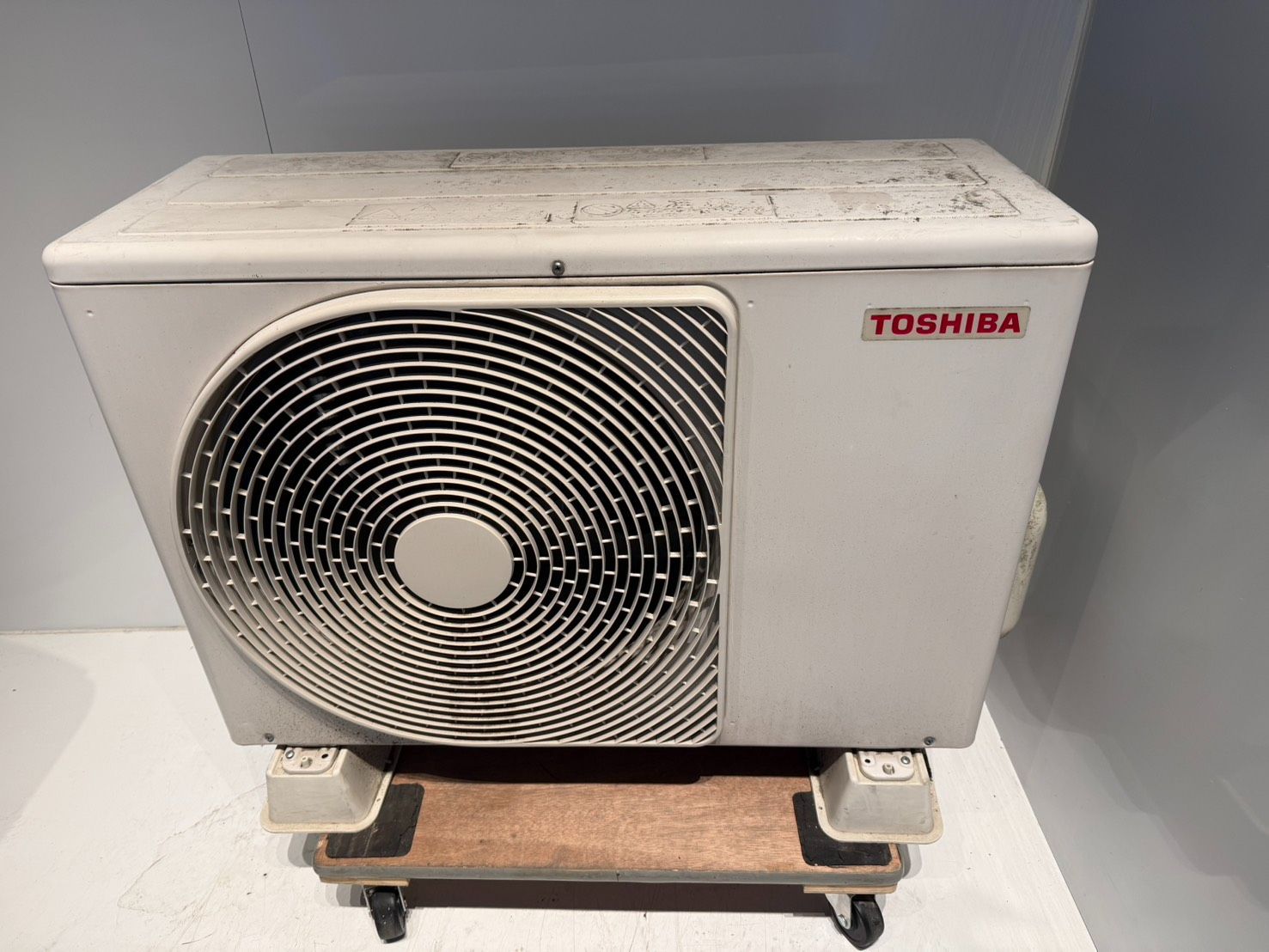 332 TOSHIBA 2019年製エアコン 8～10畳用 整備済み 【公式通販】