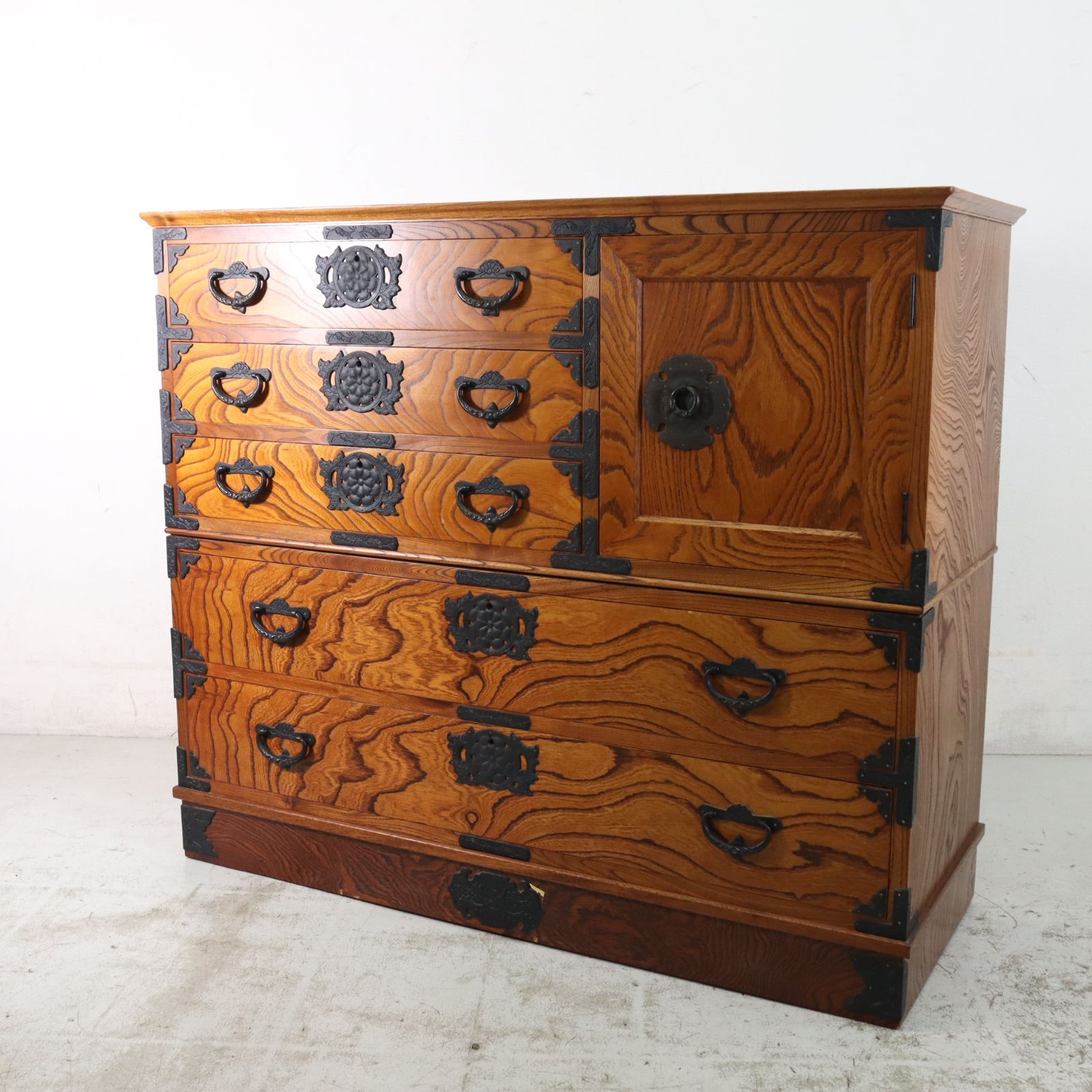 民芸家具調 整理箪笥 欅 鉄製飾り金具 二段重 和タンス チェスト 鍵