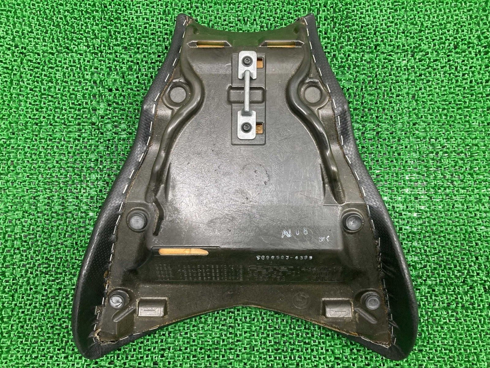 R1200S フロントシート 7 683 732  純正 中古 バイク 部品 7683732 メインシート 張替済 カーボン調 カスタム素材に nK R1200S フロントシート 7 683 732 BMW 純正 中古 バイク 部品 7683732