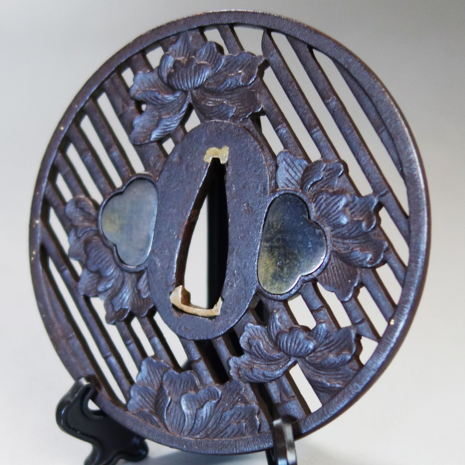 骨董逸品【竹斜格子に牡丹花透鍔 鉄地】(鍔箱・布団付き) 日本刀 刀