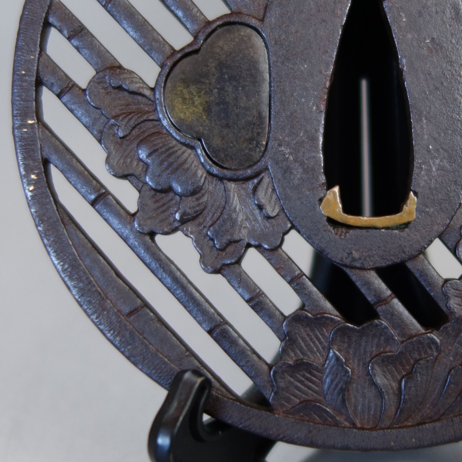 骨董逸品【竹斜格子に牡丹花透鍔 鉄地】(鍔箱・布団付き) 日本刀 刀