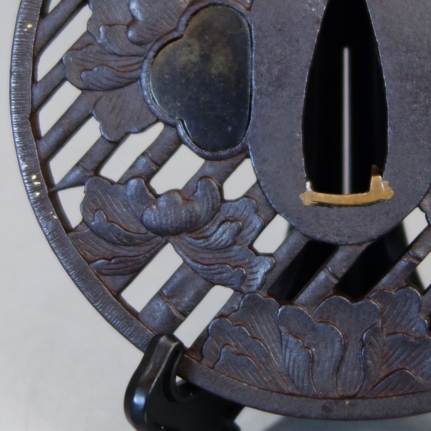 骨董逸品【竹斜格子に牡丹花透鍔 鉄地】(鍔箱・布団付き) 日本刀 刀