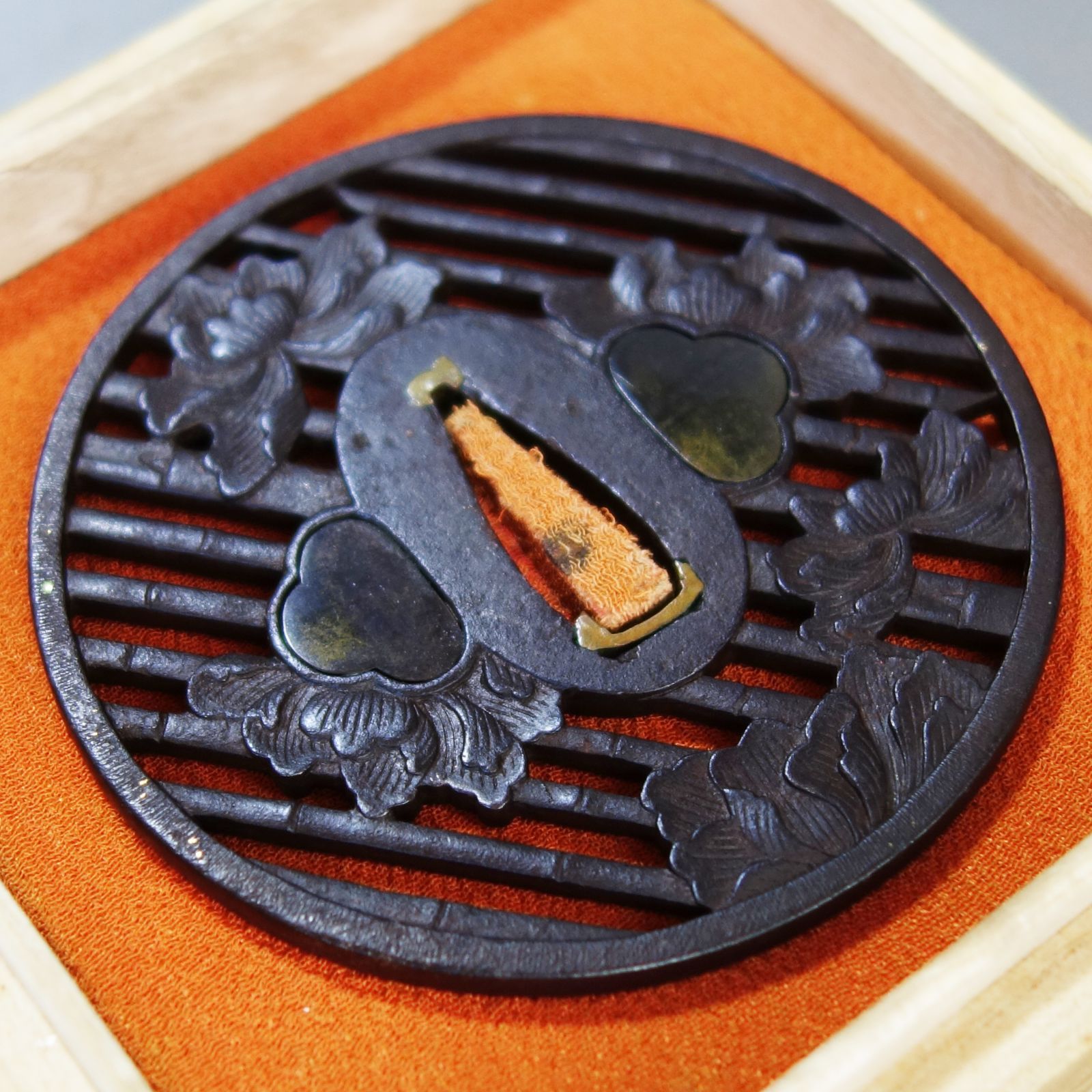 骨董逸品【竹斜格子に牡丹花透鍔 鉄地】(鍔箱・布団付き) 日本刀 刀
