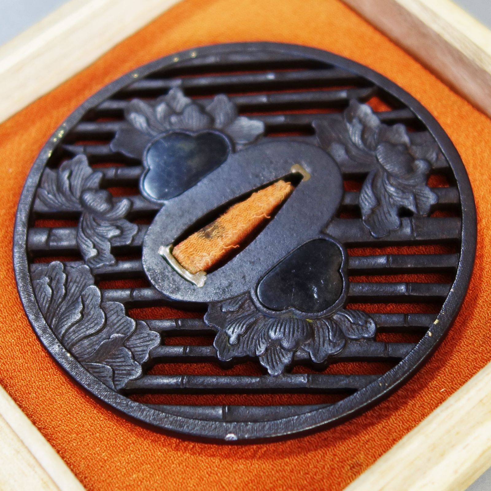 骨董逸品【竹斜格子に牡丹花透鍔 鉄地】(鍔箱・布団付き) 日本刀 刀
