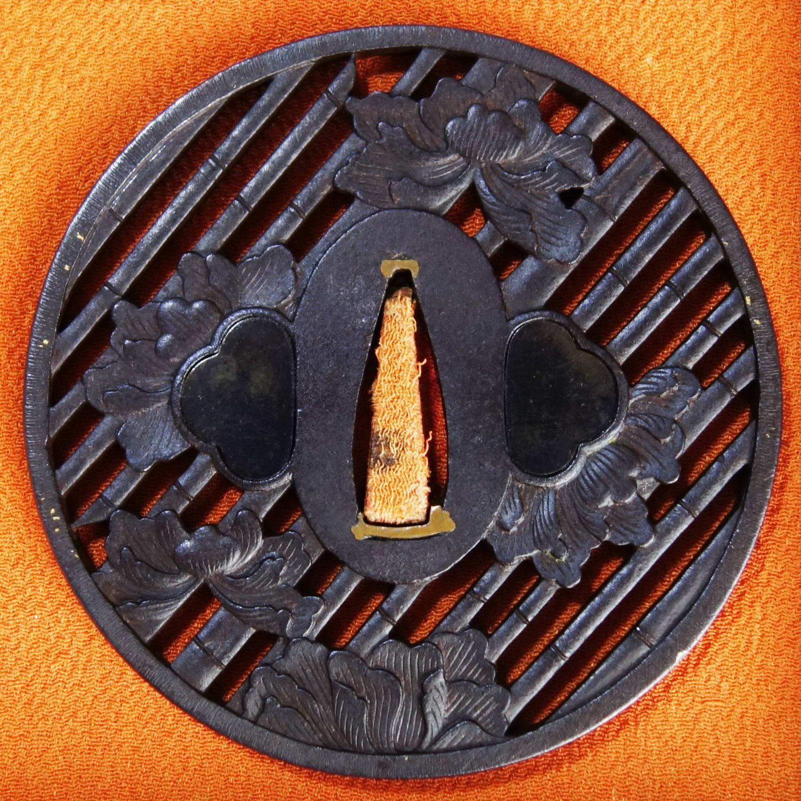 骨董逸品【竹斜格子に牡丹花透鍔 鉄地】(鍔箱・布団付き) 日本刀 刀