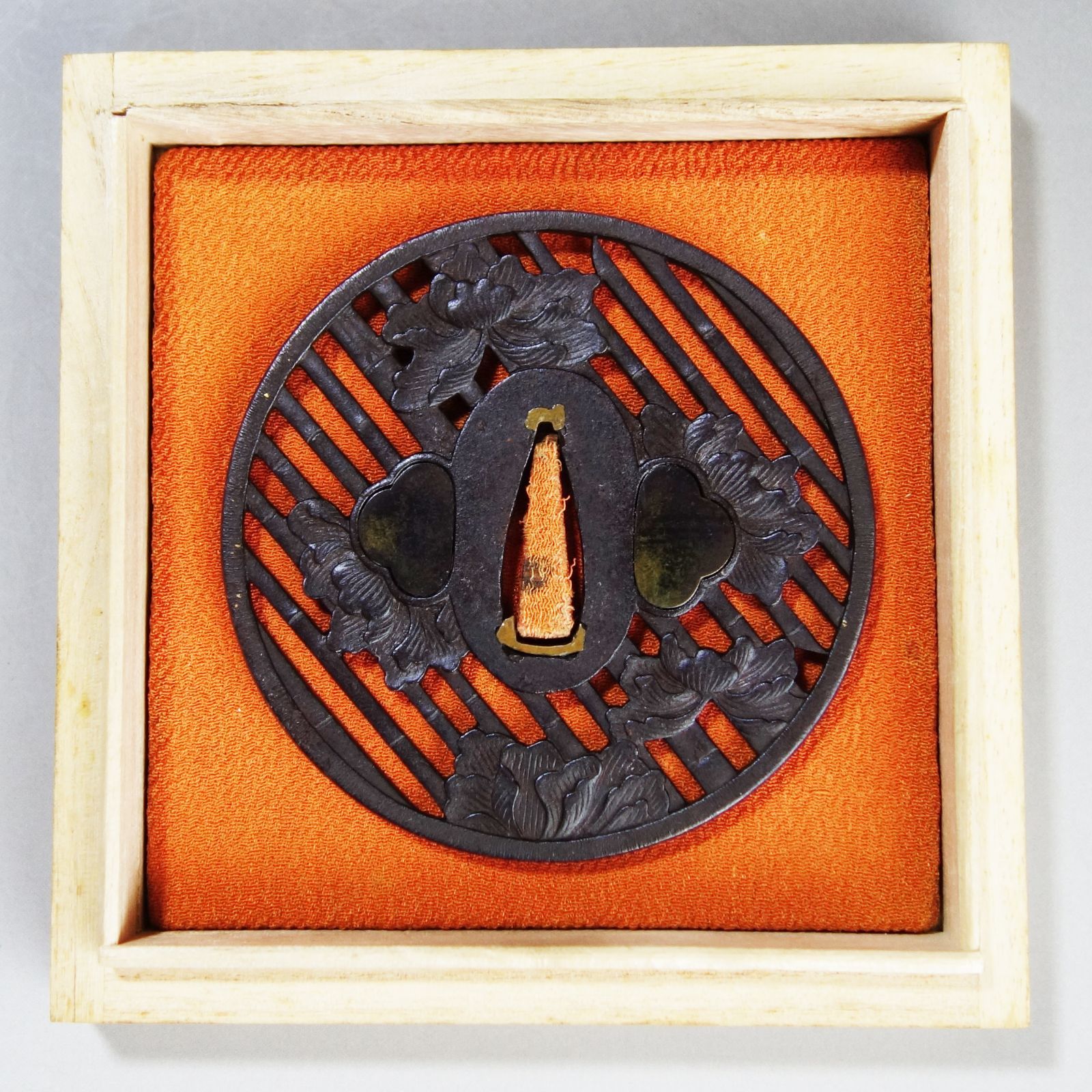 骨董逸品【竹斜格子に牡丹花透鍔 鉄地】(鍔箱・布団付き) 日本刀 刀