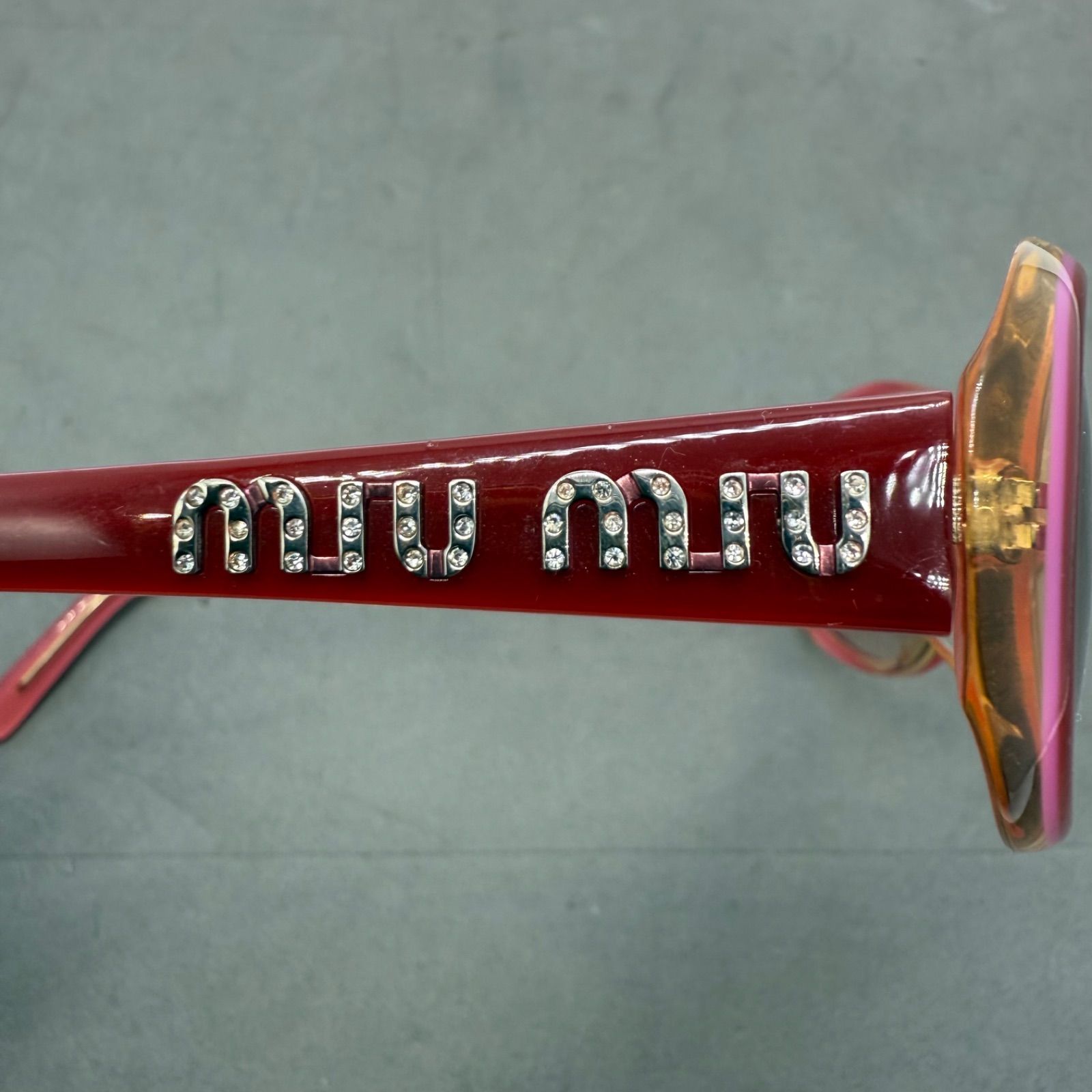 Miu Miuミュウミュウ✳︎赤フレーム横ストーンロゴ入りサングラス miu miu 00s y2k archive stone logo sunglasses SMU21G ミュウミュウ