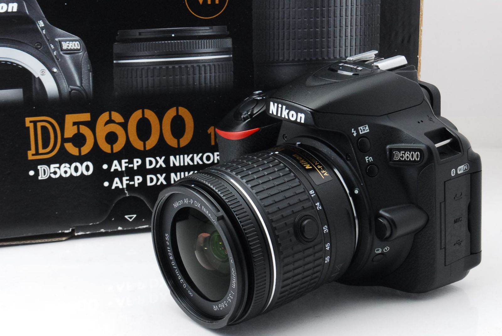 ☆高性能スタイリッシュ一眼レフ！ショット数7704回☆ニコン D5600