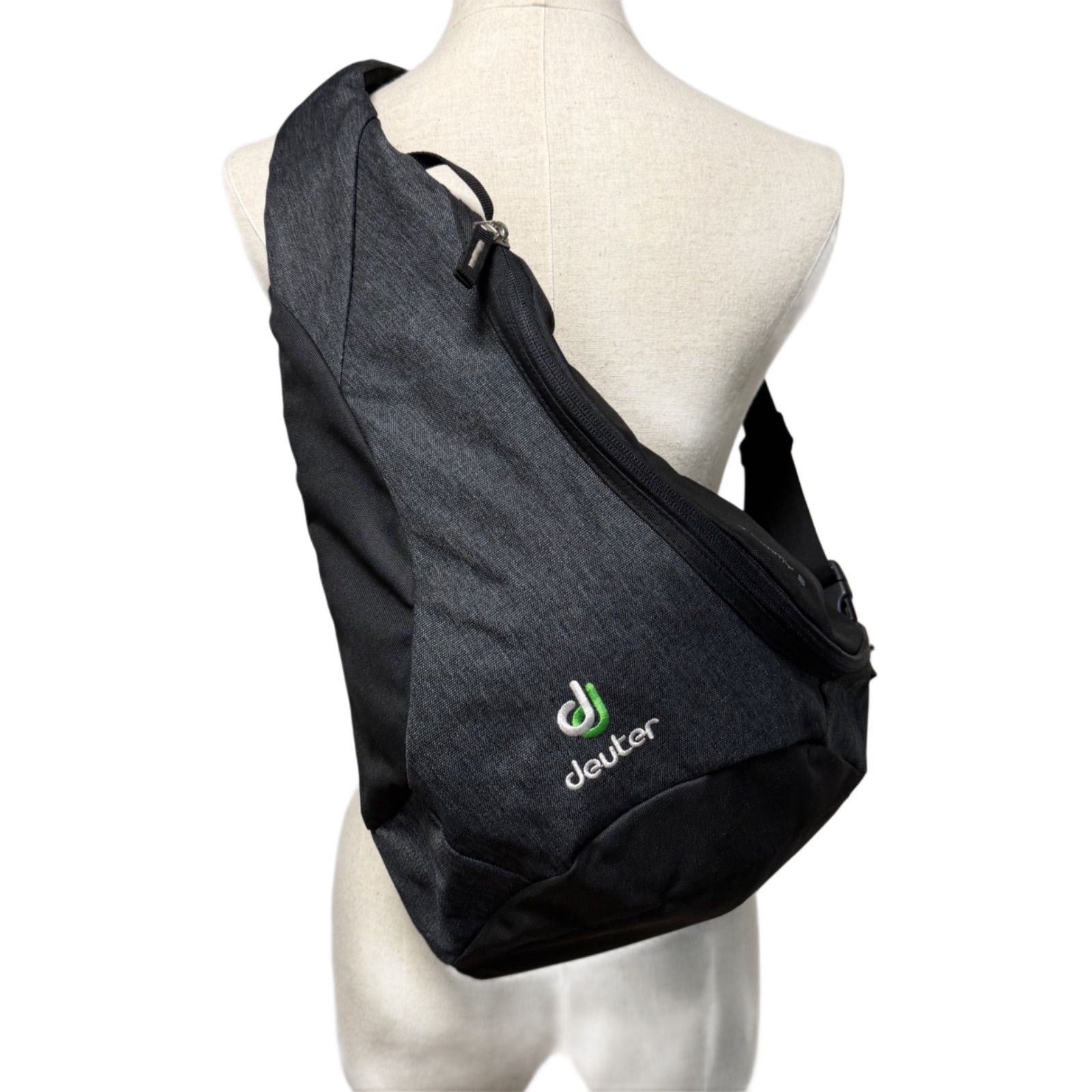 deuter Tommy S(5L/dresscode-black）スリングバッグ ボディバッグ 
