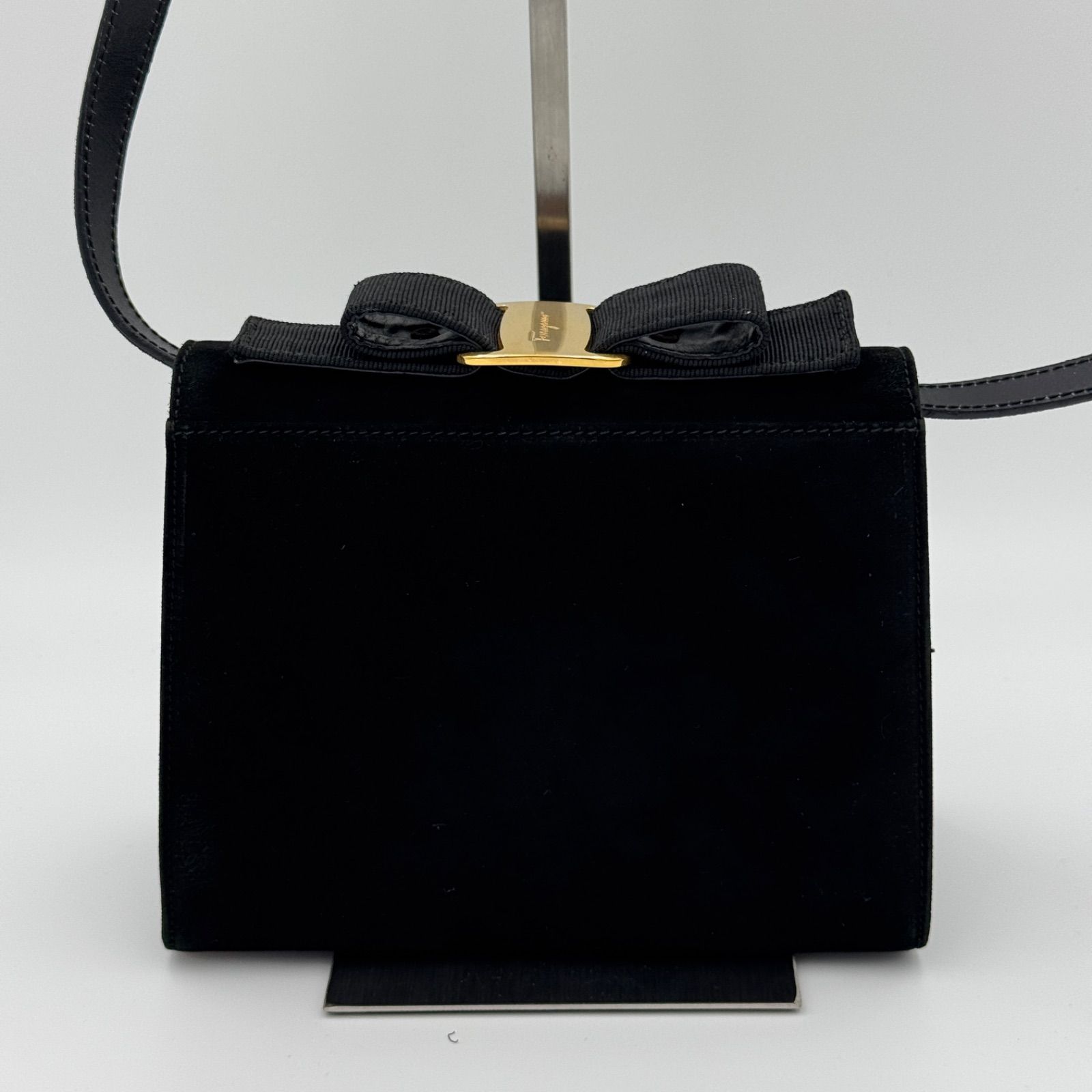 Salvatore Ferragamo サルヴァトーレフェラガモ ヴァラリボン 