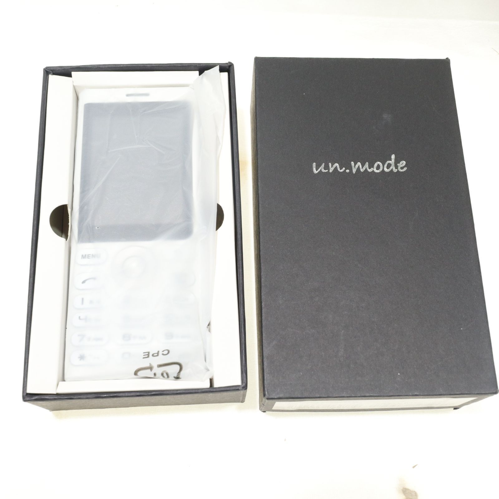 使用頻度少/美品】un.mode/アンモード Phone01 SIMフリーガラケー