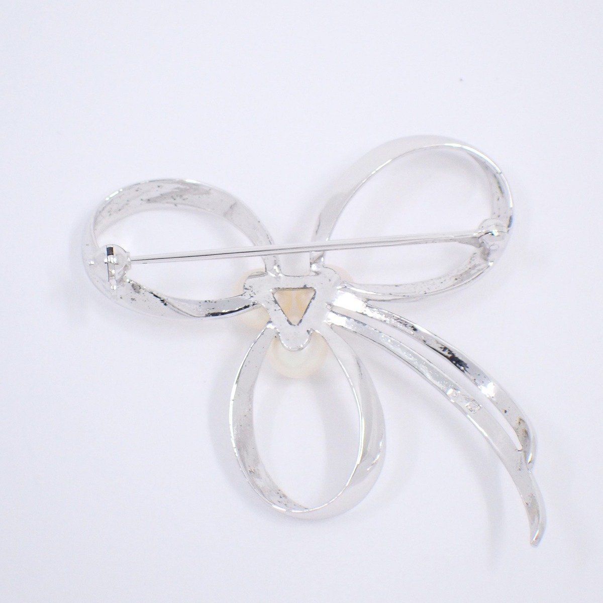 MIKIMOTO ミキモト リボンモチーフ ブローチ シルバー/パール3粒【い MIKIMOTO ミキモト リボンモチーフ ブローチ シルバー/パール3粒【い