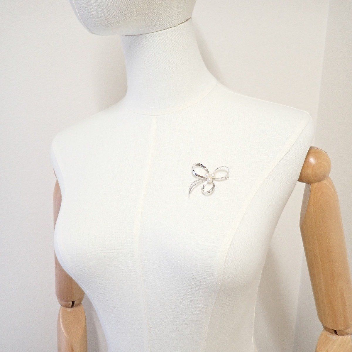 MIKIMOTO ミキモト リボンモチーフ ブローチ シルバー/パール3粒【い MIKIMOTO ミキモト リボンモチーフ ブローチ シルバー/パール3粒【い