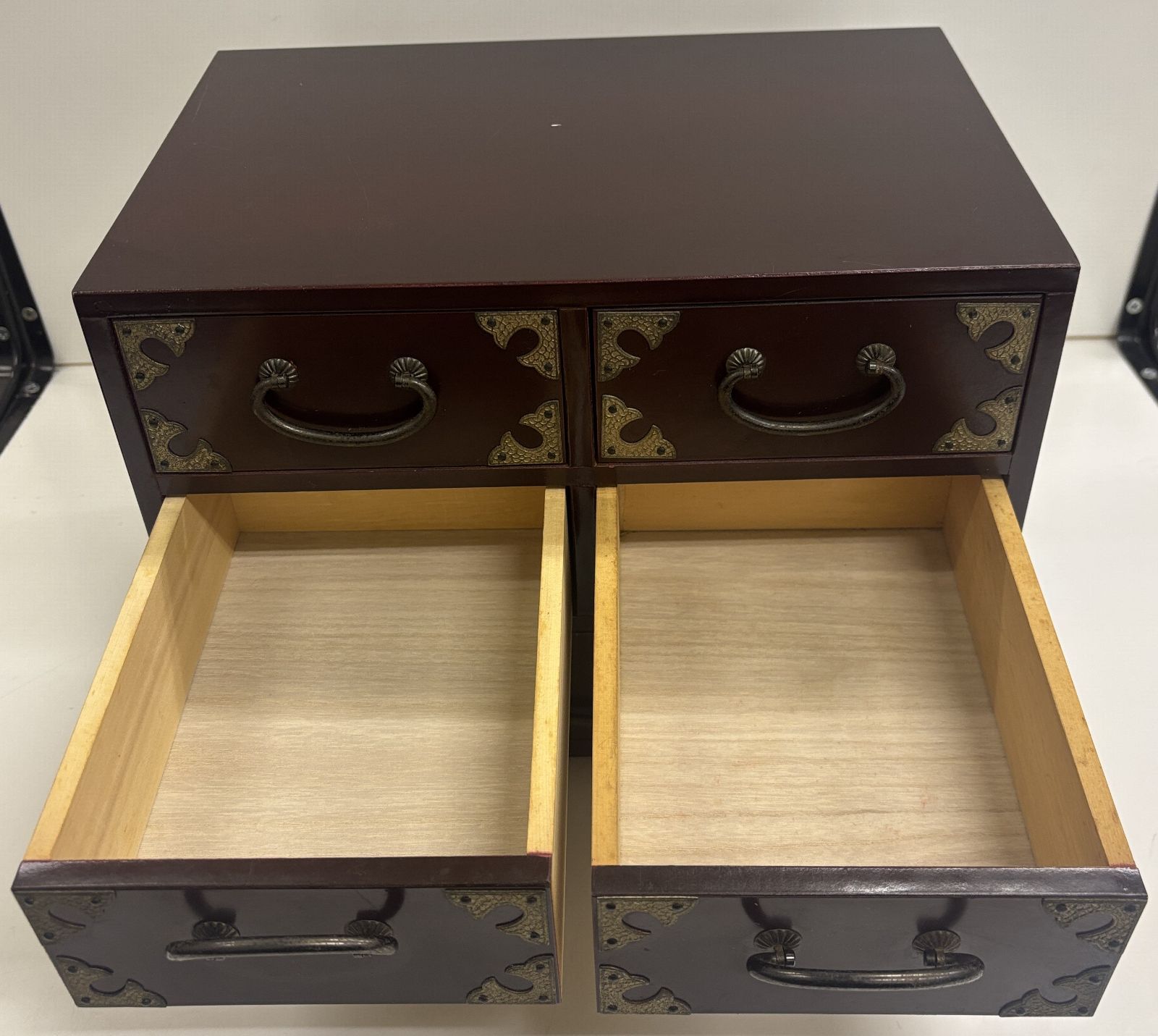 昭和レトロ　仙台箪笥　金具装飾　溜塗り　三ツ引　仙台たんす　収納箱　天然木 昭和レトロ　仙台箪笥　仙台たんす　溜塗り　金具装飾　天然木　小物収納　棚