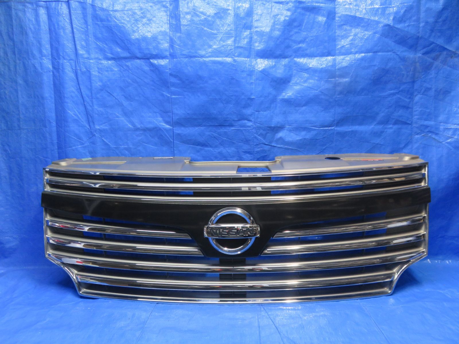 LA9120* 日産 エルグランド E52/前期 フロントグリル ラジエターグリル