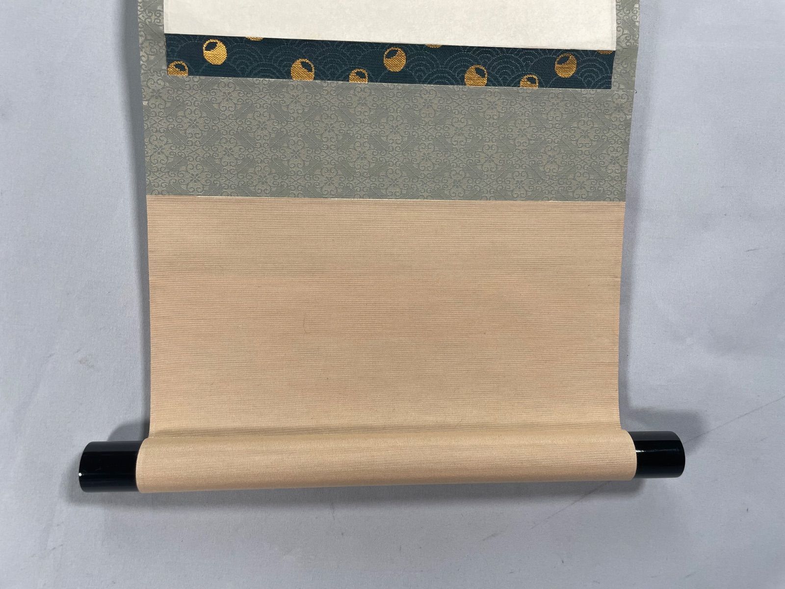 茶道具】微笑庵主千坂秀学筆 面壁画賛「一華開五葉」 書 掛軸 掛け物