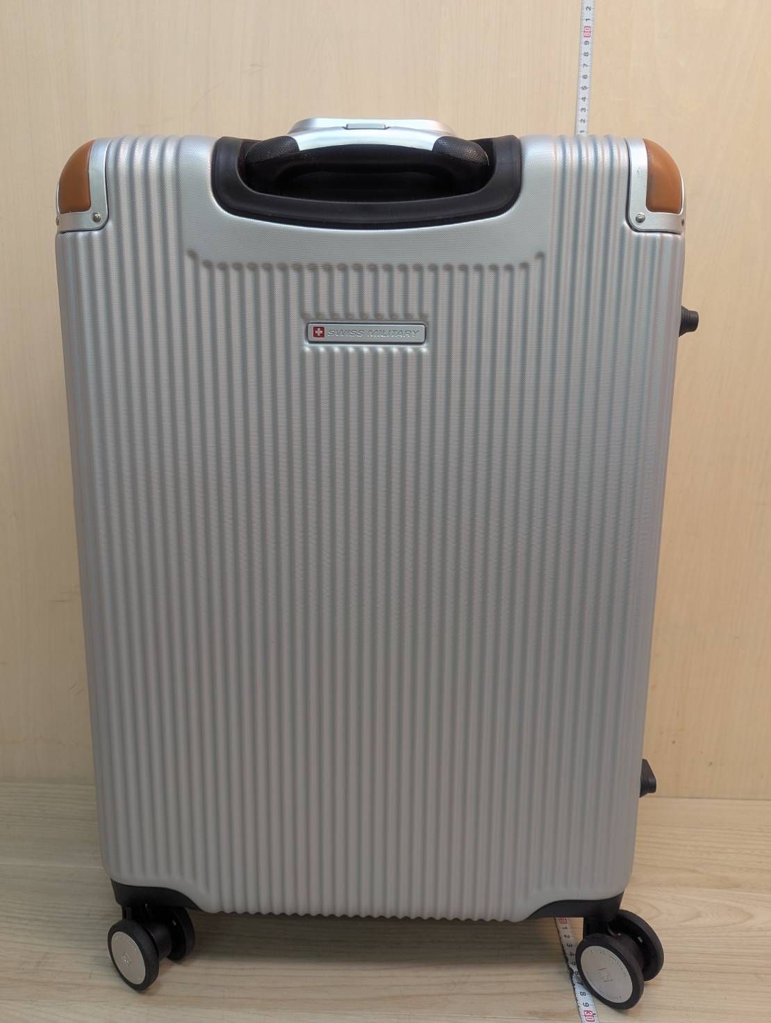 【展示品】スイスミリタリー プレミアム Cタイプ 64L SM-C624 スイスミリタリー プレミアム Cタイプ 64L SM-C624 シルバー | Costco