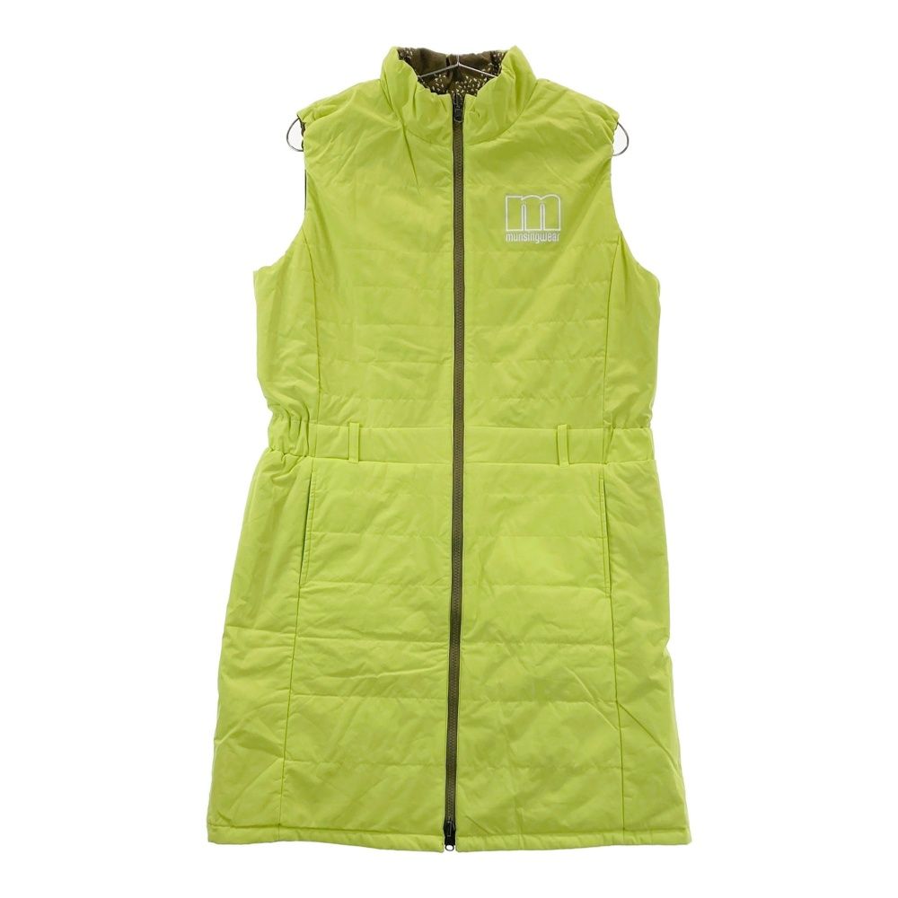 サイズ：L MUNSING WEAR マンシングウェア  リバーシブル 中綿 ジップワンピース  イエロー系 [240101632170] ゴルフウェア レディース ストスト サイズ：L MUNSING WEAR マンシングウェア リバーシブル 中綿 ジップ