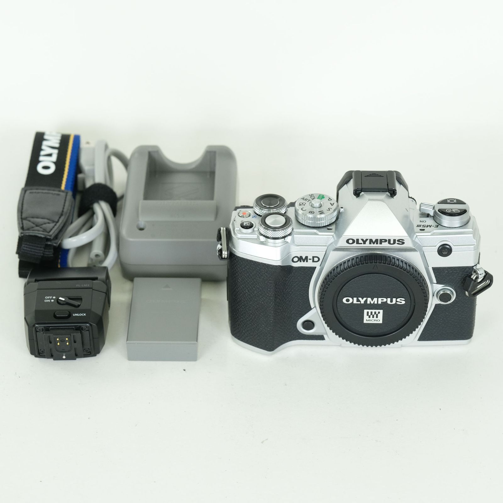 良品 | シャッター数3,670回] OLYMPUS OM-D E-M5 Mark III [ボディ 