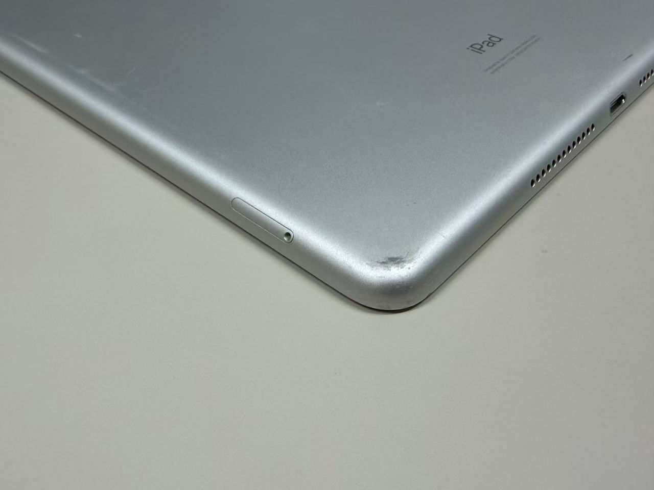 電池93% SIMフリーiPad (第7世代) 32GB シルバー - メルカリ